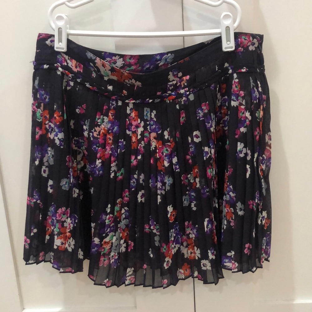 American Eagle Floral pleated mini skirt